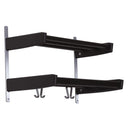 Väggmonterad sadelhållare i svart och silver med två nivåer och krokar för utrustning