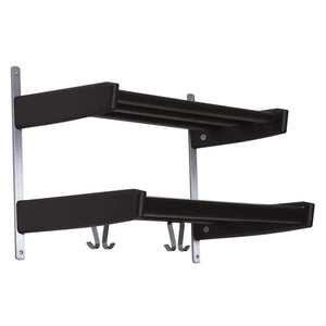 Väggmonterad sadelhållare i svart och silver med två nivåer och krokar för utrustning