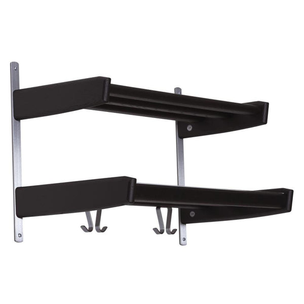Väggmonterad sadelhållare i svart och silver med två nivåer och krokar för utrustning