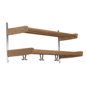 Väggmonterad hattshylla i ek med dubbla hyllplan och krokar i metall
