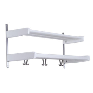 Vit väggmonterad hylla med två nivåer och krokar i metall för förvaring i kök eller badrum