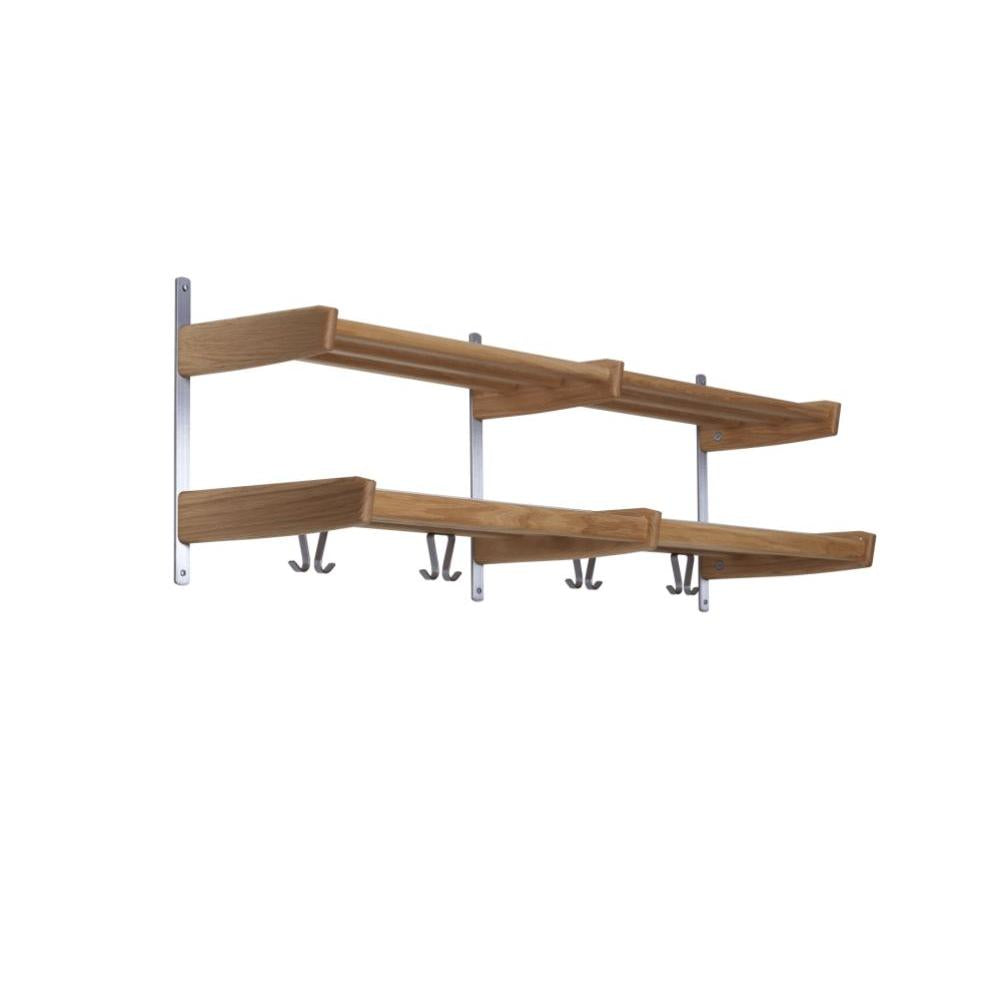 Väggmonterad hattyhylla i ek med krokar och två hyllplan i trä med metallbeslag