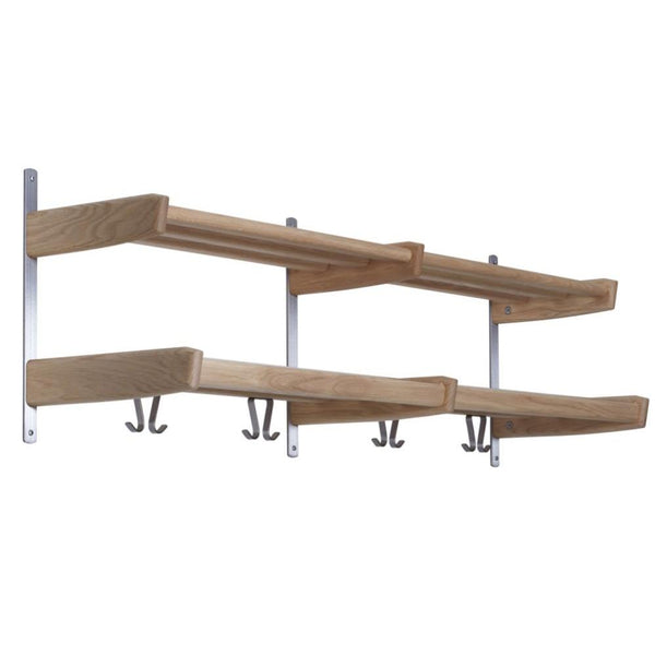 Vägghängd klädhängare i trä med två hyllplan och krokar i metall för förvaring