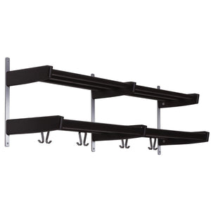 Svart väggmonterad hyllställning med två nivåer och krokar för förvaring av träningsutrustning