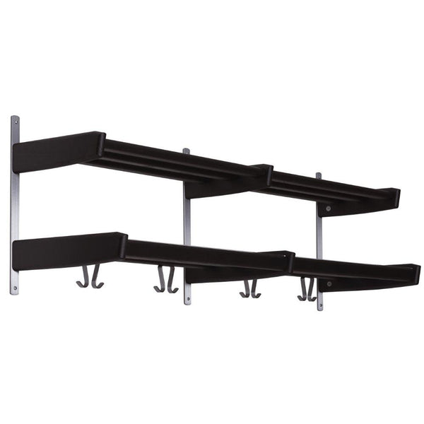 Svart väggmonterad hyllställning med två nivåer och krokar för förvaring av träningsutrustning