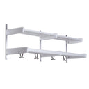 Vit väggmonterad hattbhylla med två nivåer och krokar för förvaring av kläder och accessoarer