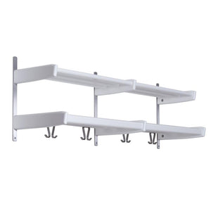 Vit väggmonterad hattbhylla med två nivåer och krokar för förvaring av kläder och accessoarer