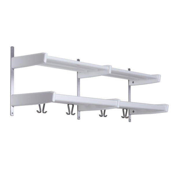 Vit väggmonterad hattbhylla med två nivåer och krokar för förvaring av kläder och accessoarer