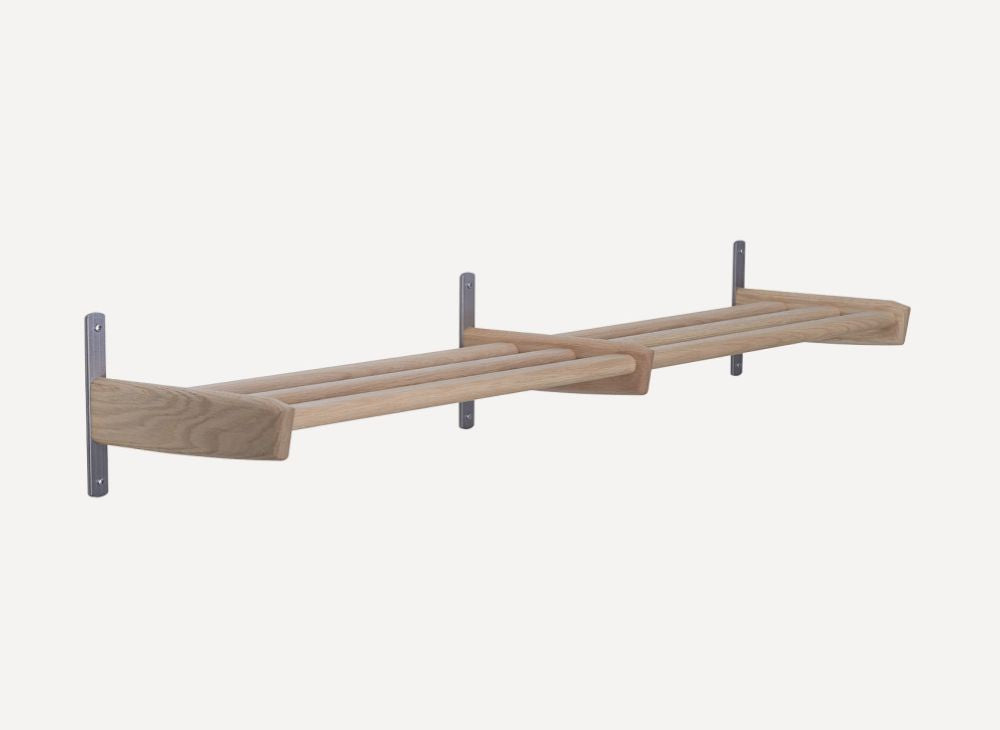 Väggmonterad trähylla i ek med metallbeslag, modern design med rundade kanter och parallella ribbor