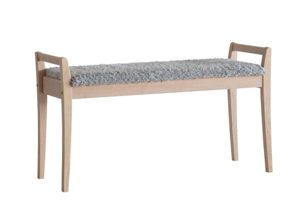 Bänk i ljust trä med grå ullig sits, skandinavisk design med smala ben och handtag i gavlarna