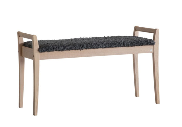 Bänk i ljust trä med mörkgrå luddig sits och armstöd i modern skandinavisk design