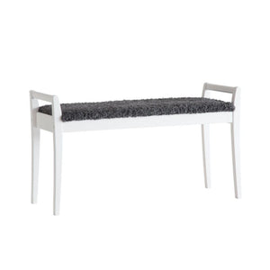 Vit bänk med grå luddig sittdyna, smala ben och öppna armstöd i skandinavisk design
