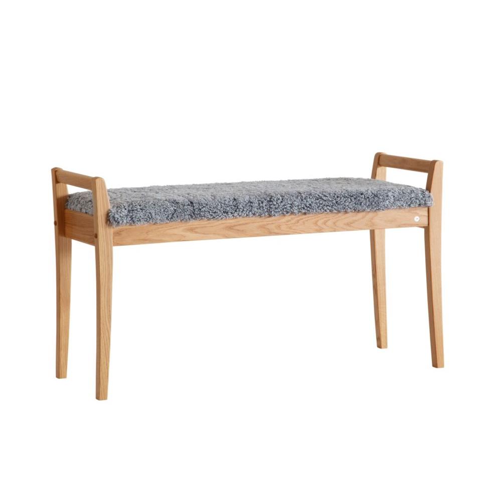 Bänk i ek med grå fårskinnsdyna och ryggstöd, skandinavisk design