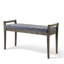 Bänk med grå fårskinnsdyna och mörkbrunt trästativ med ryggstöd