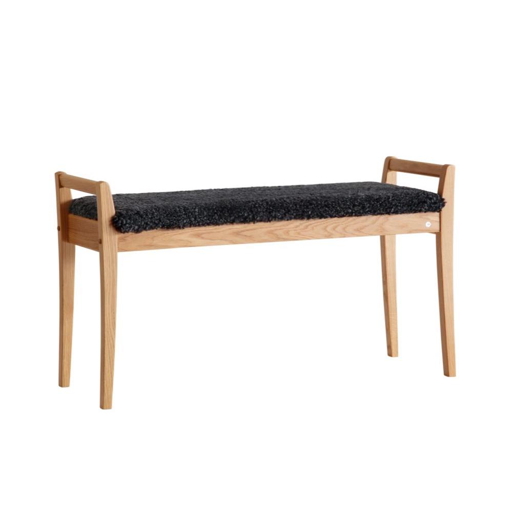 Bänk i ek med svart fårskinnssits och armstöd, skandinavisk design