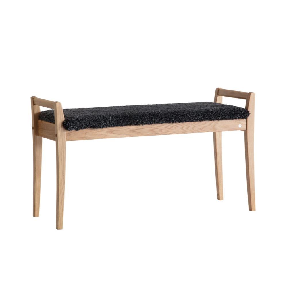 Bänk i ek med svart fårskinnssits och armstöd, skandinavisk design
