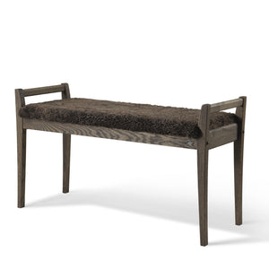 Bänk med mörkt trä och grå fårskinnsdyna, skandinavisk design med armstöd