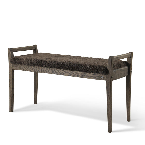Bänk med mörkt trä och grå fårskinnsdyna, skandinavisk design med armstöd