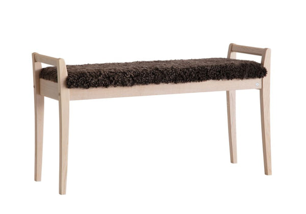 Bänk i ljust trä med mörk luddig pälsimitation som sits, skandinavisk design med smala ben