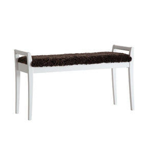 Vit hallbänk med mörkt brunt fårskinn, skandinavisk design med smala ben och armstöd