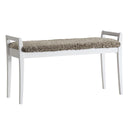 Vit bänk med sits i naturligt flätad sjögräs, perfekt som hallmöbel eller sittbänk