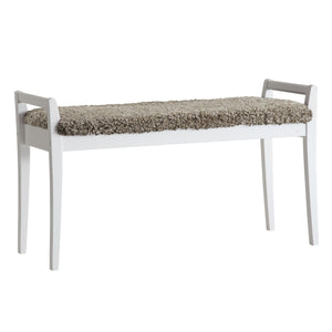 Vit bänk med sits i naturligt flätad sjögräs, perfekt som hallmöbel eller sittbänk