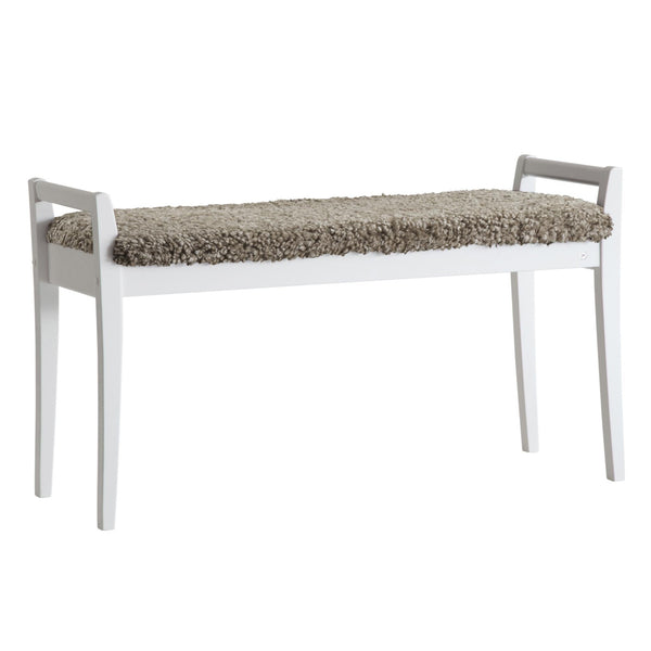 Vit bänk med sits i naturligt flätad sjögräs, perfekt som hallmöbel eller sittbänk