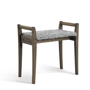 Pall i mörkbejsat trä med grå fluffig sittdyna, moderna träben och armstöd