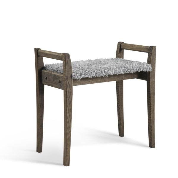 Pall i mörkbejsat trä med grå fluffig sittdyna, moderna träben och armstöd