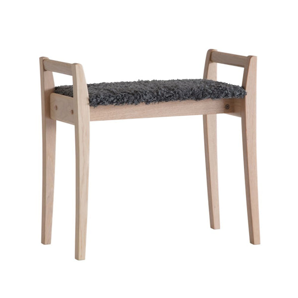 Pall i ljust trä med grå fluffig sits och handtag på sidorna