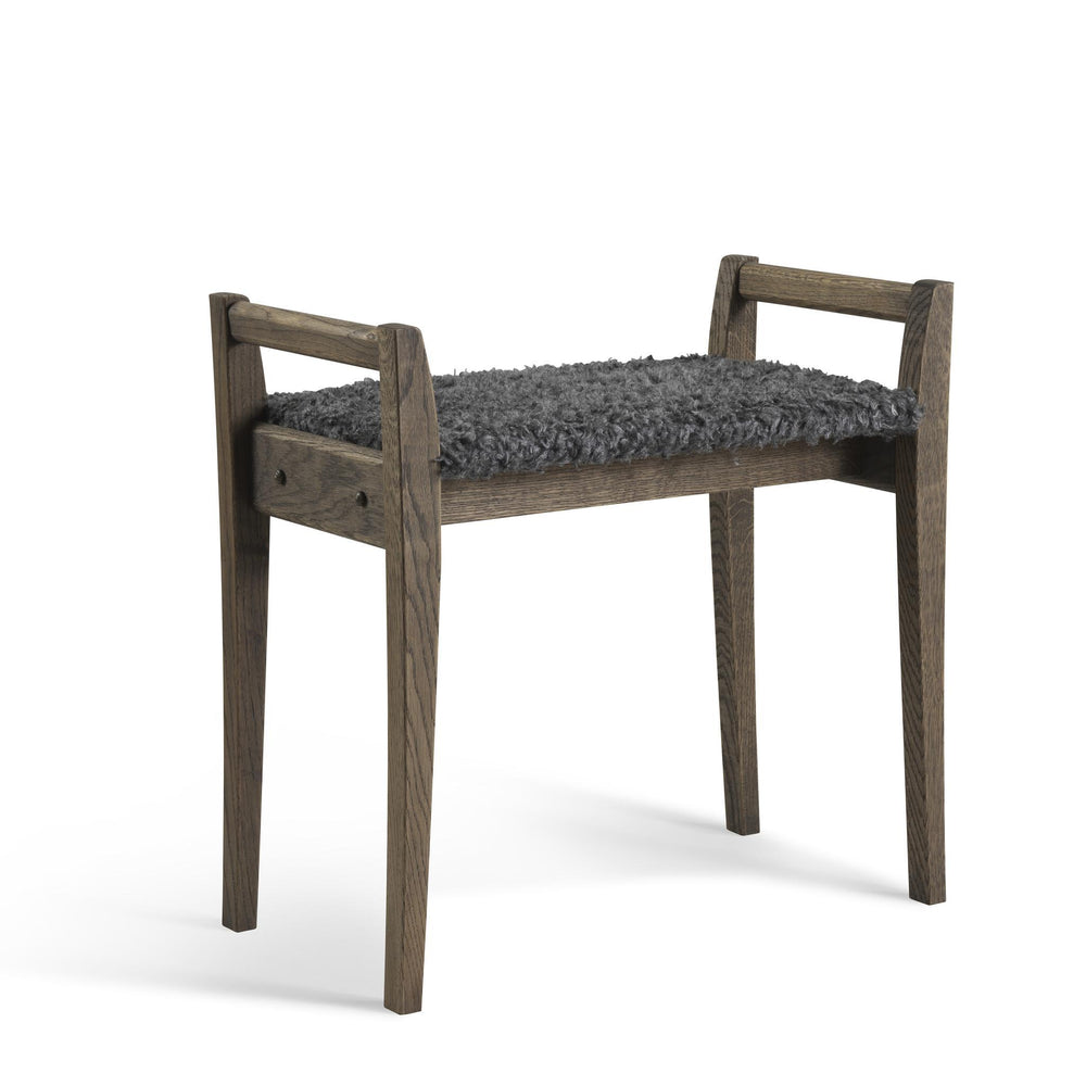 Pall i ekträ med grå ullig sits och fyra ben med handtag på sidorna