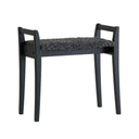 Grå pall med textilsits och träben, modern skandinavisk design för hallmöbel eller sovrum