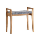 Pall i ek med grå fårskinnsdyna, skandinavisk design med fyra ben och handtag