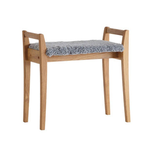 Pall i ek med grå fårskinnsdyna, skandinavisk design med fyra ben och handtag