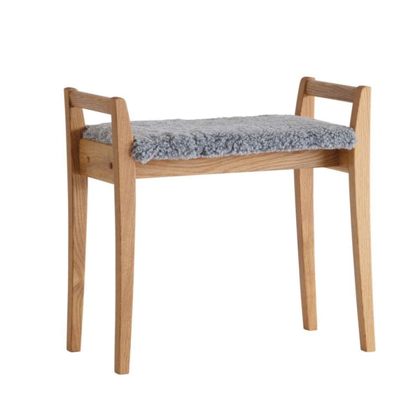 Pall i ek med grå fårskinnsdyna, skandinavisk design med fyra ben och handtag