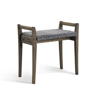 Pall i mörkbrun ek med grå fårskinnsdyna och handtag på sidorna