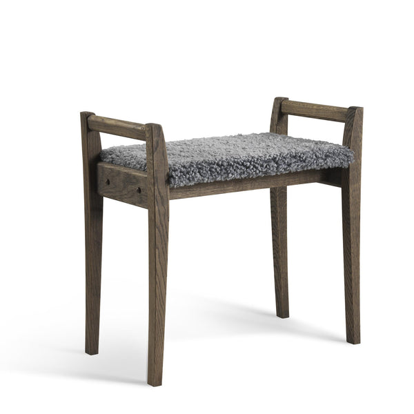 Pall i mörkbrun ek med grå fårskinnsdyna och handtag på sidorna