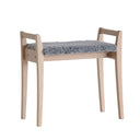 Pall i ljust trä med grå fårskinnsdyna och fyra ben