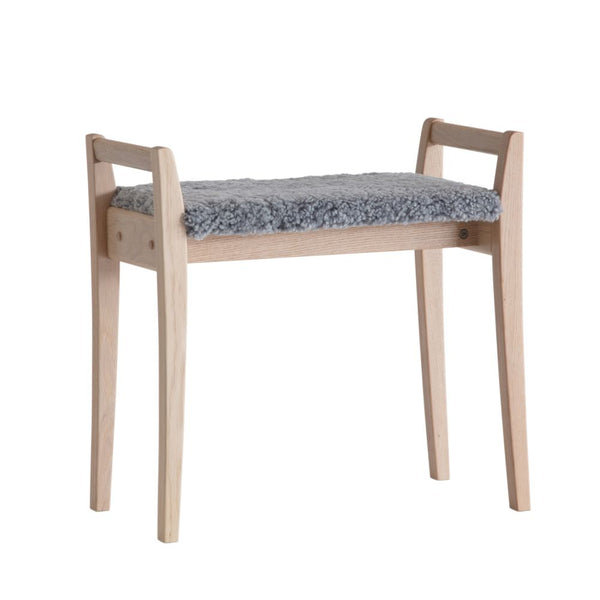 Pall i ljust trä med grå fårskinnsdyna och fyra ben
