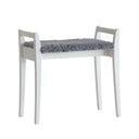 Vit pall med grå fårskinnsdyna och fyra ben, skandinavisk design för sovrum eller hall