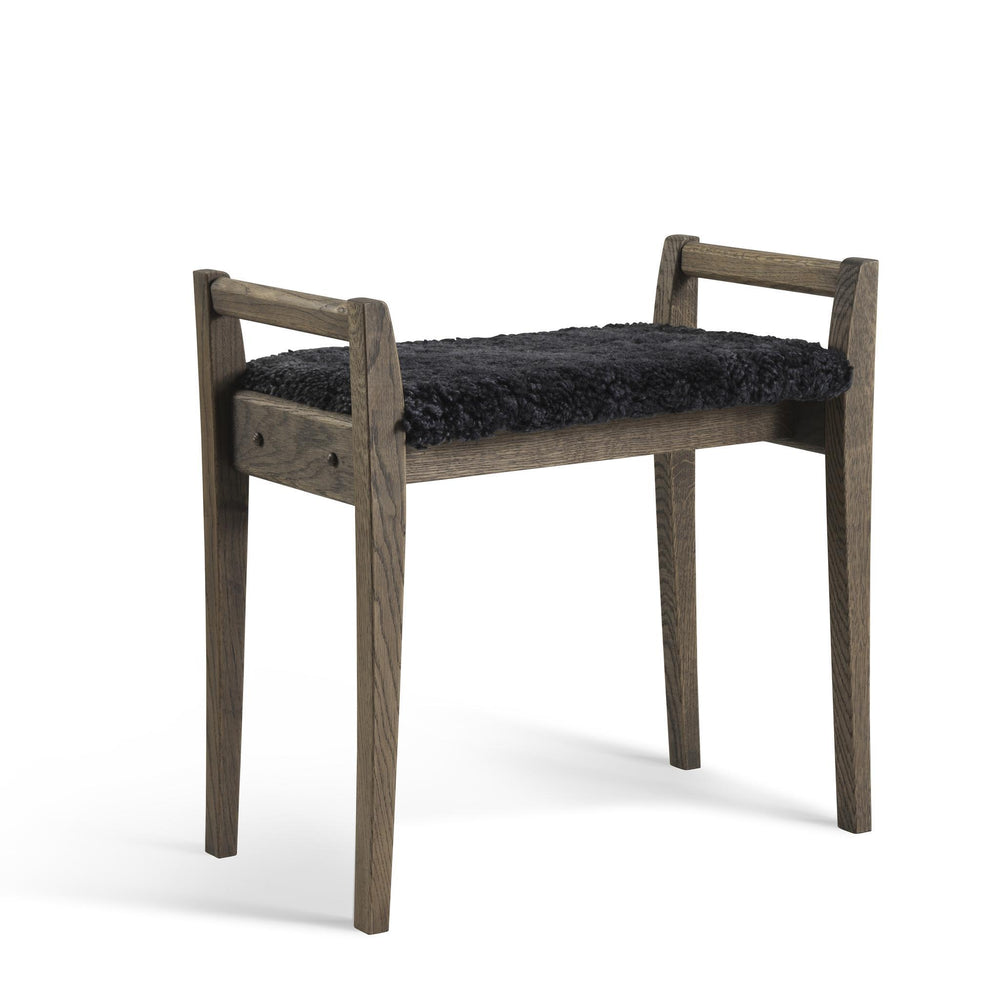 Pall i ek med mörkgrå fårskinnsdyna, scandinavisk design med fyra ben