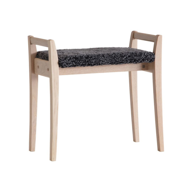 Pall i ljust trä med svart fårskinnsdyna, skandinavisk design med fyra ben och armstöd