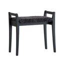 Svart fotpall med träben och flätad sits i mörkgrått material