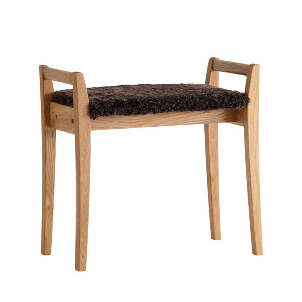 Pall i ljust trä med mörkt fårskinn, skandinavisk design med fyra ben och handtag