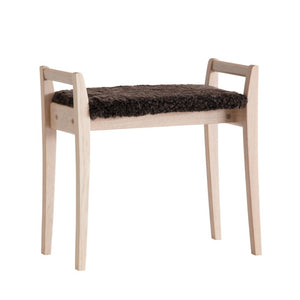 Pall i ljust trä med mörkbrun fårskinnsdyna och fyra ben