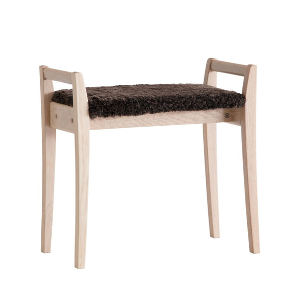 Pall i ljust trä med mörkbrun fårskinnsdyna och fyra ben