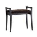 Grå träpall med brun fårskinnsdyna och fyra ben