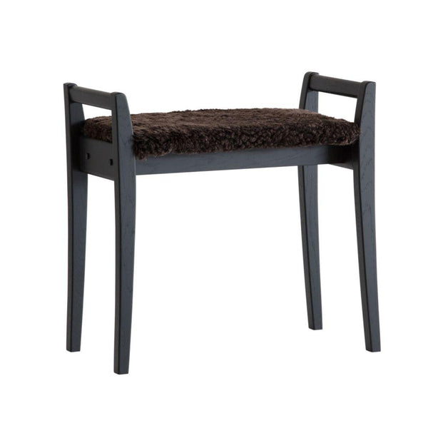 Grå träpall med brun fårskinnsdyna och fyra ben