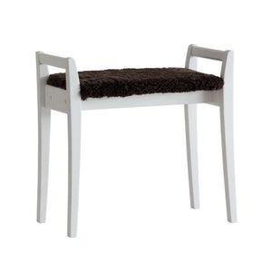 Vit pall med sits i mörkbrun fuskpäls, fyra ben och armstöd i trä