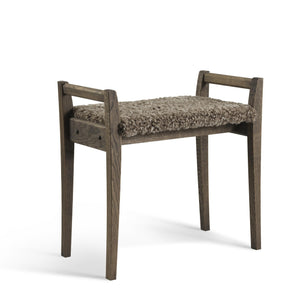Pall i mörkbrun ek med beige fårskinnssits och armstöd i skandinavisk design